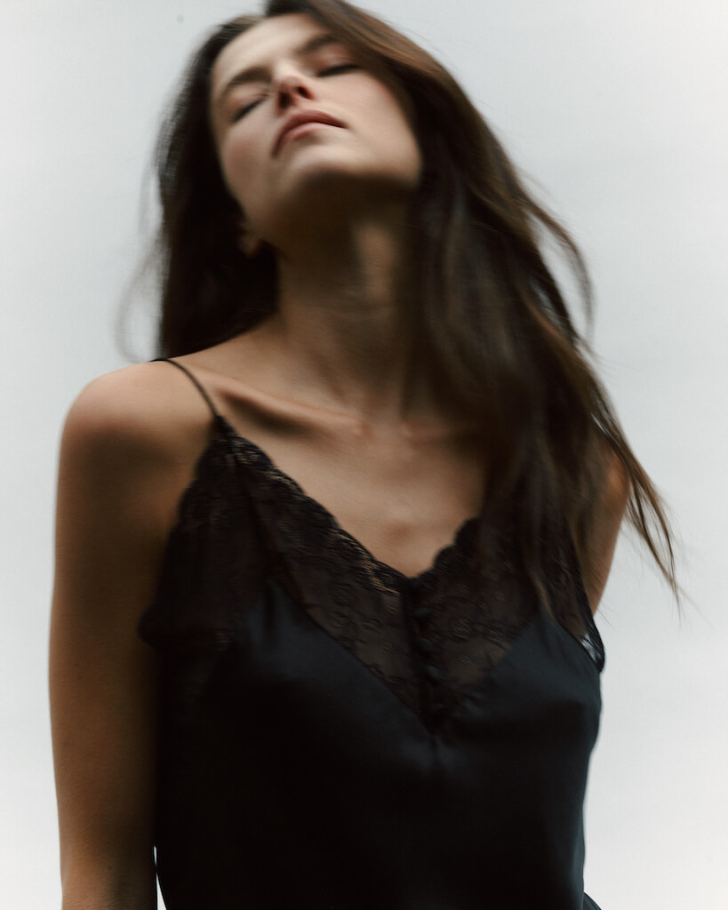 Lace silk top in black details such as delicate silk lace v neckline